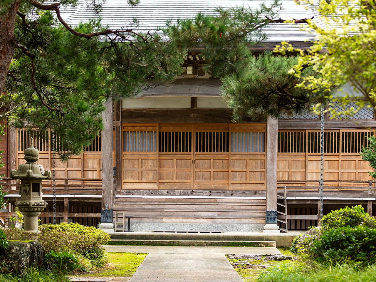 季節と教えを結びつける - 専徳寺